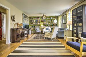 Χώρος καθιστικού στο Historic Farmhouse with Chefs Kitchen Near Wineries