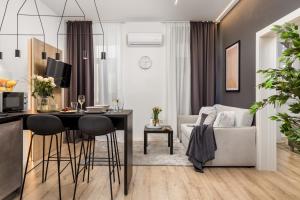 cocina y sala de estar con mesa y sillas en Saint Vitus Apartments with balcony en Rijeka
