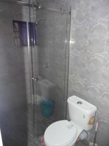 Bilik mandi di StayCation Suites And Apartment