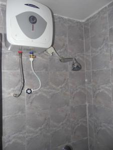 Bilik mandi di StayCation Suites And Apartment