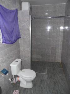 Bilik mandi di StayCation Suites And Apartment