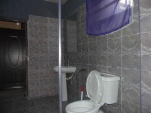 Bilik mandi di StayCation Suites And Apartment