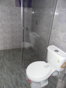 Bilik mandi di StayCation Suites And Apartment