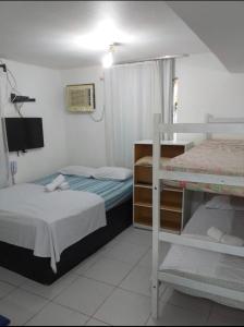 1 dormitorio con 2 literas y TV en Studio Boa Viagem, en Recife