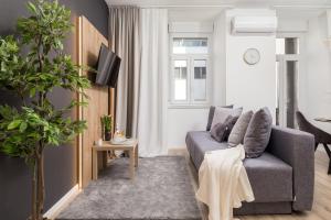 un soggiorno con divano e TV di Saint Vitus Apartments with balcony a Fiume (Rijeka)