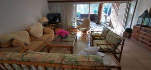 プラヤ・デアロにあるVILLAS COSETTE - Villa Julietaのリビングルーム(ソファ、椅子付)