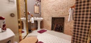 Ένα μπάνιο στο Saravilla Bed & Breakfast +65 φωτογραφίες