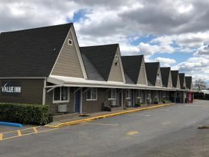 una fila de casas en un estacionamiento en Value Inn Motel EUGENE AIRPORT en Eugene