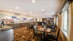 a restaurant with tables and chairs and a bar at Holiday Inn Express Hotel & Suites Chicago-Deerfield/Lincolnshire, an IHG Hotel in Riverwoods