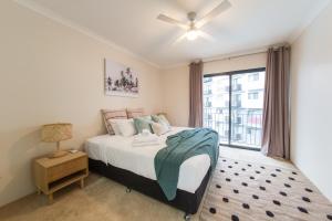 Un dormitorio con una cama grande y una ventana en Spacious Homely Apartment Close to Everything en Perth