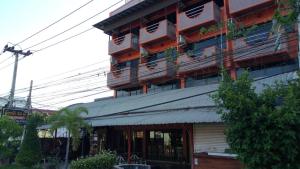 un edificio alto con un edificio con un edificio en ศรีกรุงดีลักซ์โฮเตล, en Phra Nakhon Si Ayutthaya