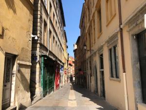 une allée vide dans une ville avec des bâtiments dans l'établissement Coeur Vieux Lyon, à Lyon