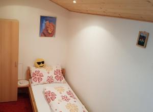 シュテークにあるFerienwohnung Sarahの小さなベッドルーム(ベッド1台付)が備わります。壁に絵が飾られています。