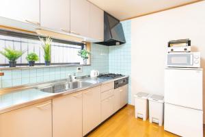 Cucina o angolo cottura di 一棟貸切宿, HARMONIA東京小岩 6名max,wifi有,秋葉原16分新宿33分,ディズニー電車48分, 駐車場ありません