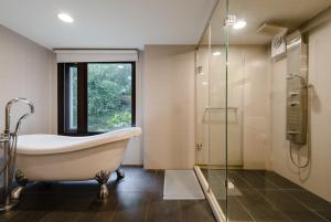Ein Badezimmer in der Unterkunft Zhou Ye Cottage