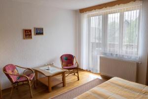 - une chambre avec une table, deux chaises et un lit dans l'établissement APARTMA PR TAVČARJU, à Zgornje Gorje
