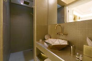 馬拉喀什的住宿－Riad Andallaspa，一间带水槽和淋浴的浴室