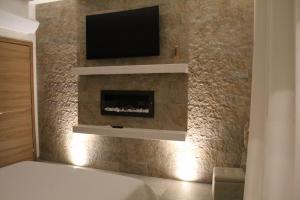 A television and/or entertainment centre at Villa Martina Luxury Rooms