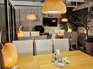 - une salle à manger avec une table, des chaises et des lumières dans l'établissement Gästehaus Schachnerhöhe, à Steyr