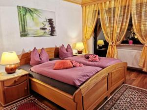 - une chambre avec 2 lits et des oreillers roses dans l'établissement Gästehaus Schachnerhöhe, à Steyr