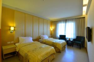 台北的住宿－救國團劍潭海外青年活動中心 ，酒店客房设有两张床和窗户。