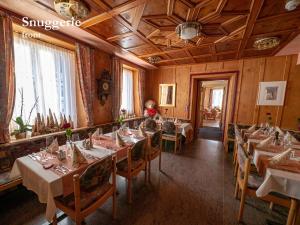 Restaurace v ubytování Hotel Restaurant Rätia + 24 fotografií