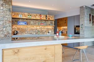 A kitchen or kitchenette at Villa Tamariu