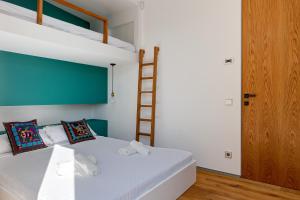 A bed or beds in a room at Villa Tamariu Még 23 kép