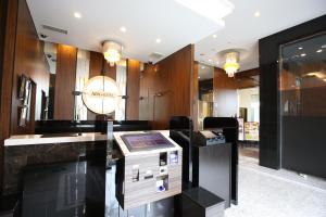 a dressing room with a counter in a store at APA Hotel Nihombashi Hamacho-eki Minami in Tokyo