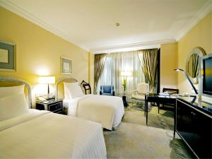 Postel nebo postele na pokoji v ubytování The Kunlun Beijing Jin Jiang Radisson