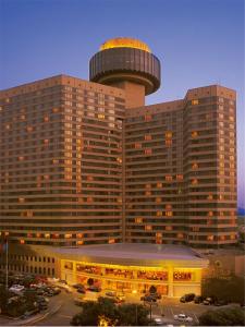 ein großes Gebäude mit einem Turm darüber in der Unterkunft The Kunlun Beijing in Peking