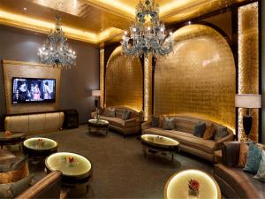 una gran sala de estar con sofás y TV. en The Kunlun Beijing en Pekín