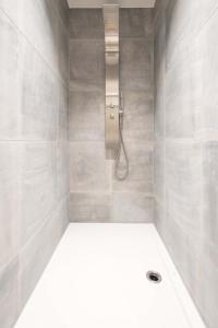 łazienka z prysznicem i białą wanną w obiekcie Pink Pigeon w Antwerpii