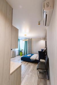 um quarto com uma cama e uma cadeira num quarto em Royal Tower Luxurious Smart Residence (4) em Kiev
