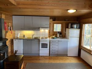 A cozinha ou cozinha compacta de Mökki Aapola