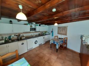 A kitchen or kitchenette at Cabañas Volcán Capellania