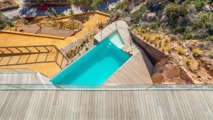 een uitzicht op een zwembad boven een huis bij Villa El Mirador in Begur