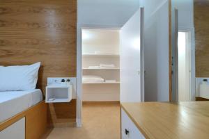 1 dormitorio con cama y escritorio con espejo en Acropolis, a nice and minimal apartment en Atenas