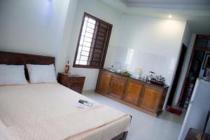 ein Schlafzimmer mit einem Bett und einem Waschbecken darin in der Unterkunft Timeless Apartment in Nha Trang