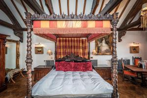 A bed or beds in a room at Hillbark Hotel & Spa 