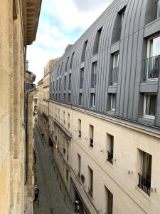 una vista de un callejón entre dos edificios en Appart Hyper Centre - Le Chapelet en Burdeos