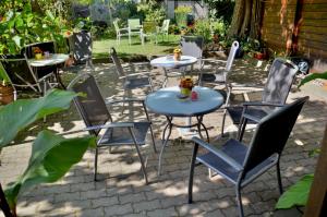 un groupe de tables et de chaises dans une cour dans l'établissement Hotel Alt-Connewitz, à Leipzig