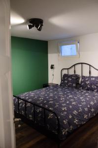 Un pat sau paturi într-o cameră la Dorpsplein Appartement incl parkeerplaats