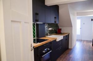 A cozinha ou cozinha compacta de Dorpsplein Appartement incl parkeerplaats