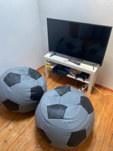 deux grands poufs assis devant une télévision dans l'établissement Willa Chańcza, à Chańcza 8 autres photos