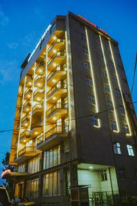 un edificio alto con luci sopra di Moonlight Hotel Addis Ababa ad Addis Abeba