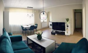 sala de estar con sofá y mesa en Liivaoja Apartment en Kärdla