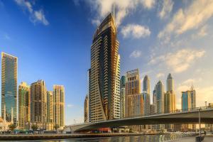 een skyline van de stad met hoge gebouwen en een brug bij Dusit Princess Residences Dubai Marina in Dubai