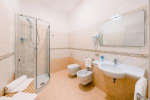 e bagno con lavandino, servizi igienici e doccia. di Villa san Lorenzo rooms a Scala