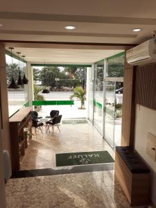 伊塔博拉伊Kaluff Hotel的享有泳池景致的客厅